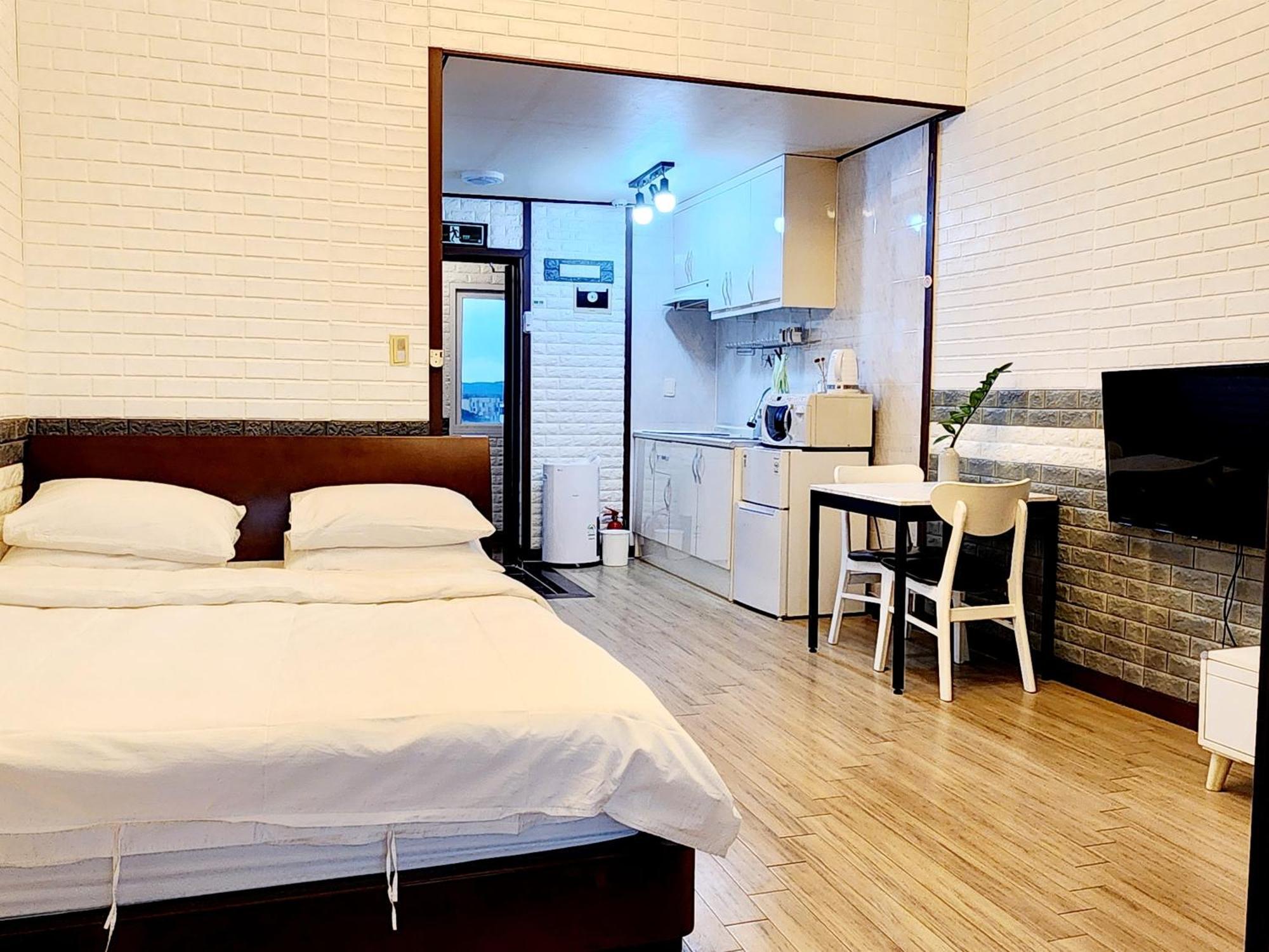 Pureun Jeju Pension Seogwipo Exterior photo